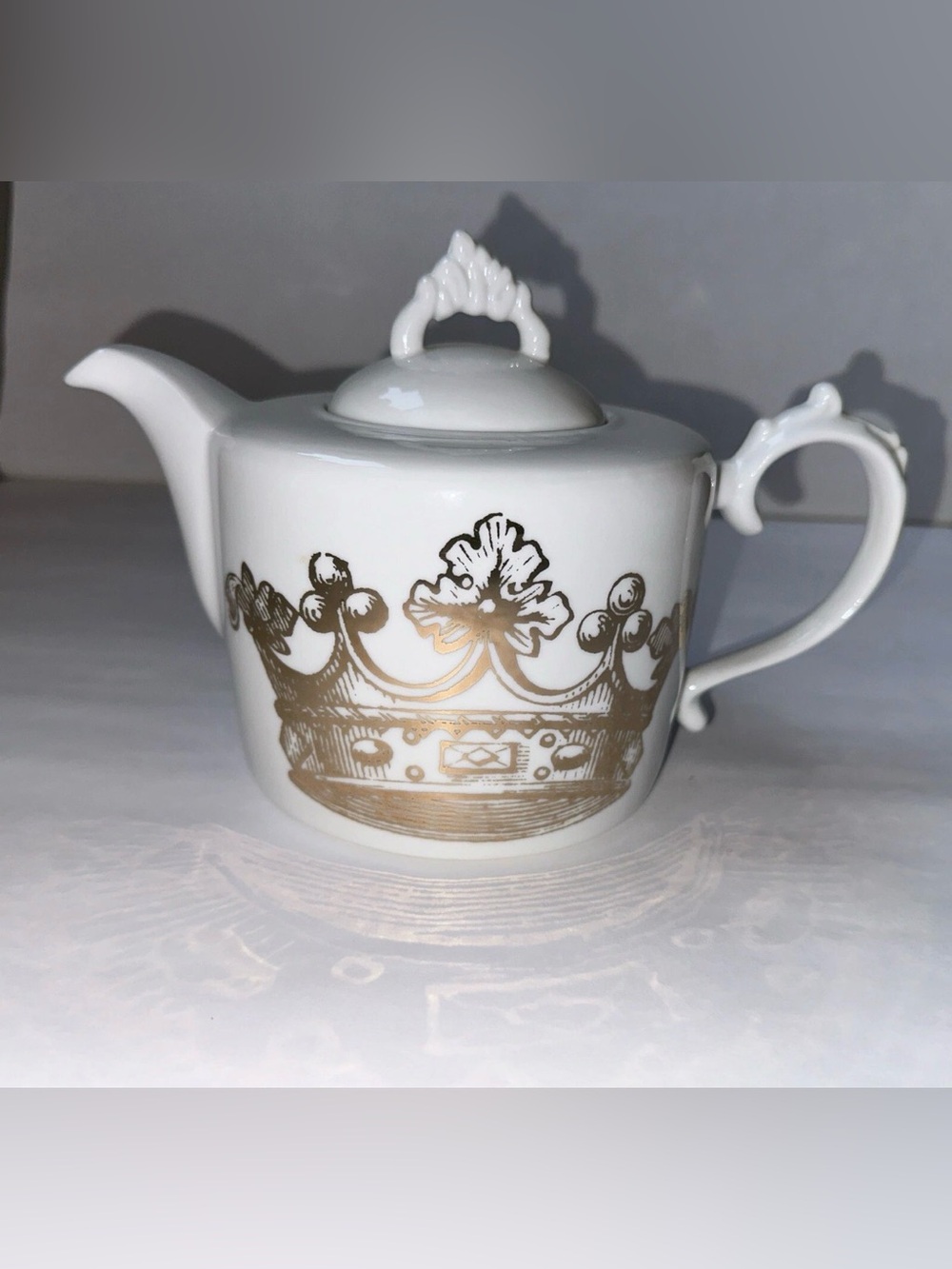 Rosanna Kings Road Redux Royal Gold Crown Porcelain Teapot + Lid Large 6 Cup